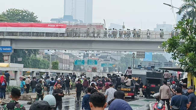 Polisi pukul mundur massa aksi demo 25 Agustus 2025 di DPR. [Selvianus Kopong Basar]